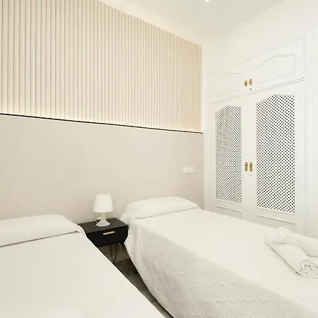 Newly Refurbished Modern 2-bed In Heart Of Апартаменти Торремолінос