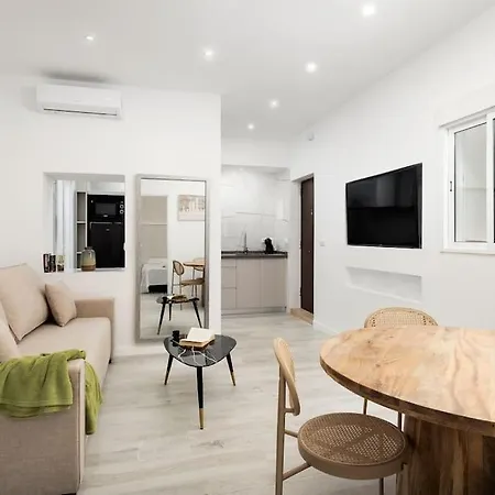 Апартаменти Newly Refurbished Modern 2-bed In Heart Of Торремолінос