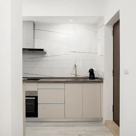 Newly Refurbished Modern 2-bed In Heart Of Апартаменти Торремолінос