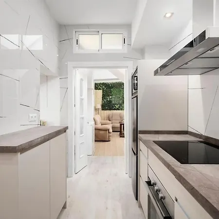 Апартаменти Newly Refurbished Modern 2-bed In Heart Of *