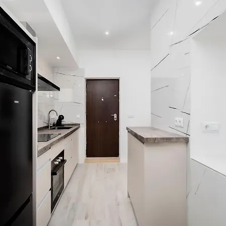 Newly Refurbished Modern 2-bed In Heart Of *