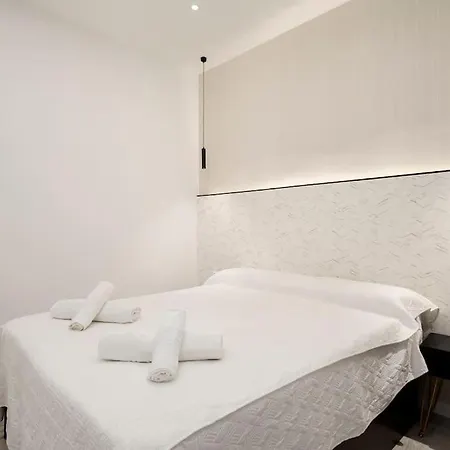 Newly Refurbished Modern 2-bed In Heart Of Apartment *