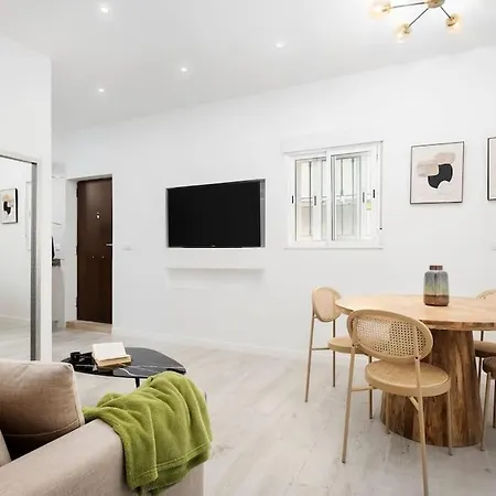 Newly Refurbished Modern 2-bed In Heart Of Apartment *