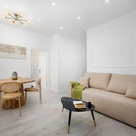 Newly Refurbished Modern 2-bed In Heart Of Τορρεμολίνος