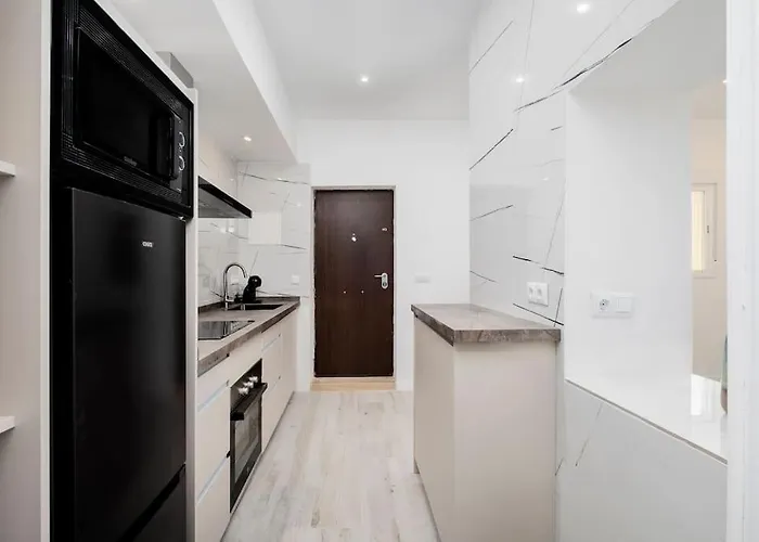 Newly Refurbished Modern 2-bed In Heart Of *