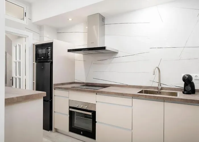 Newly Refurbished Modern 2-bed In Heart Of *