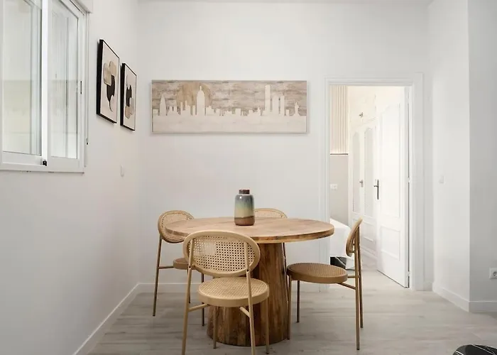 Newly Refurbished Modern 2-bed In Heart Of 토레몰리노스