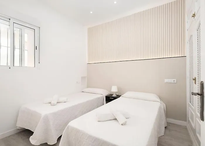 Newly Refurbished Modern 2-bed In Heart Of 토레몰리노스