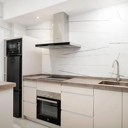 Newly Refurbished Modern 2-bed In Heart Of *